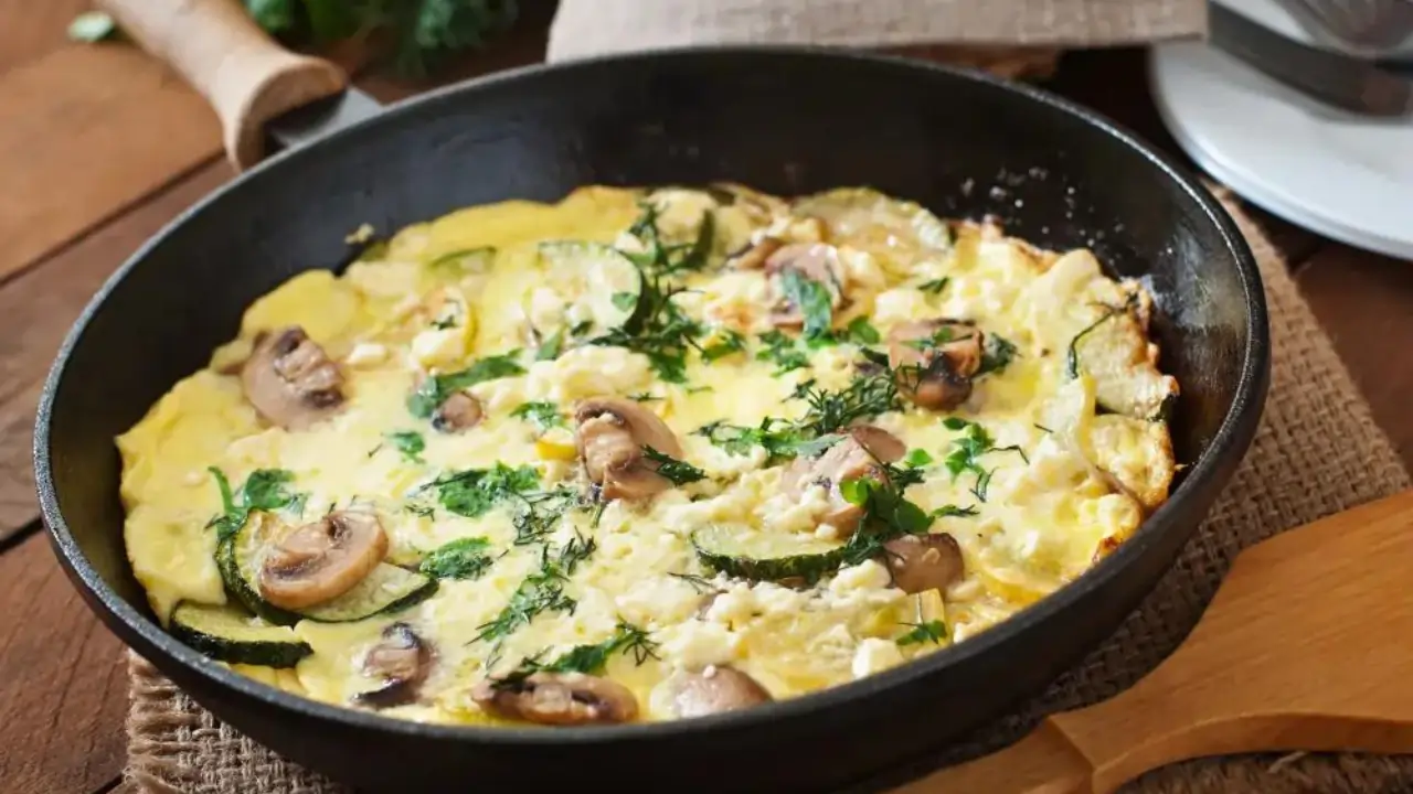 Scrambled egg with spinach and mushroom breakfast recipe